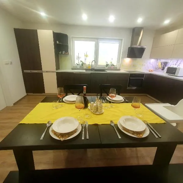 Apartma DAVID, готель у місті Згорнє Горє