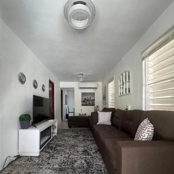 cozy house with jacuzzy、ファナ・ディアスのホテル