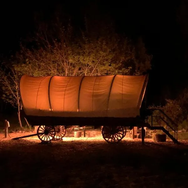 Cozy Wild West Covered Wagon next to River, hotel en Grants Pass