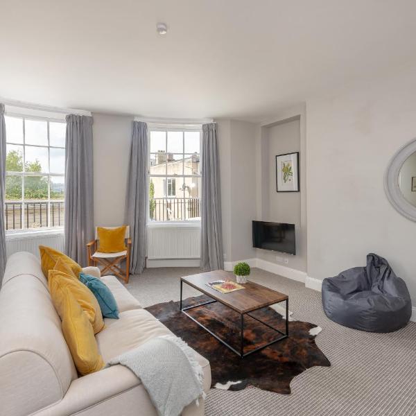 Georgian 2 Bed Apartment with 3 Bathrooms and Parking, Bath