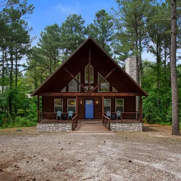 Stunning Luxury Cabin w Hot Tub and Fire Pit Holy Shiplap is Perfect Romantic Couples Getaway, ξενοδοχείο σε Broken Bow