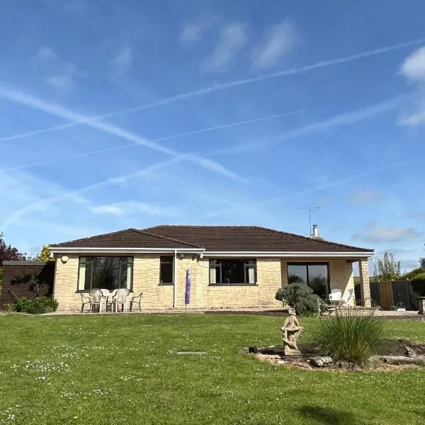 Spacious bungalow with large private garden, hotel in Hilperton