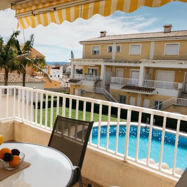 Townhouse with terraces and communal pool, hotel v destinaci Gandía