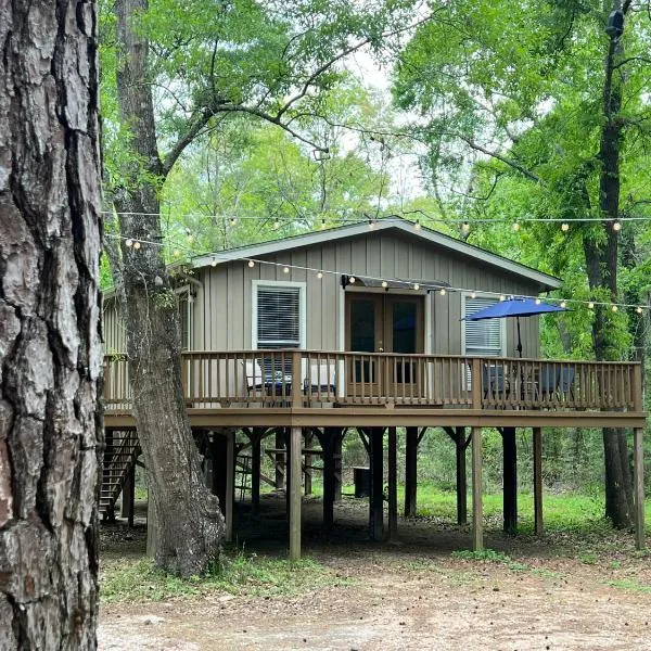 2 BDRM Treehouse Hideout- Lake Conroe with Boat ramp, ξενοδοχείο σε Montgomery