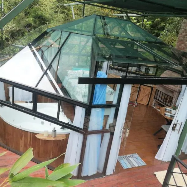 Cristal House Mountain View, hotel in Heredia