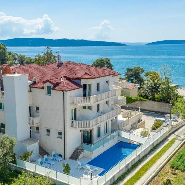 Hotel Riva Kaštela with swimming pool, hôtel à Kaštela