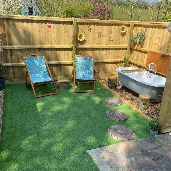 Cosy dog friendly lodge with an outdoor bath on the Isle of Wight, hotel v destinaci Whitwell