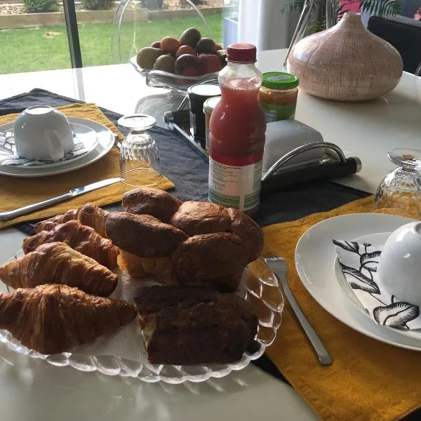 Chambre hôtes nichée sous les toits, готель у місті Ренн