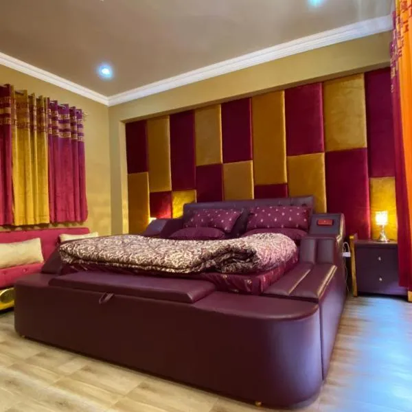 ALI Luxury & Executive Apartments & Cottages Near PC Bhurban - Cooling & Heating Inverter-Gas Blow Heater-Full Kitchen-Mountain View-Lawn-Play Area-55 inches LED-WIFI-Lift- Free Breakfast – hotel w mieście Murree