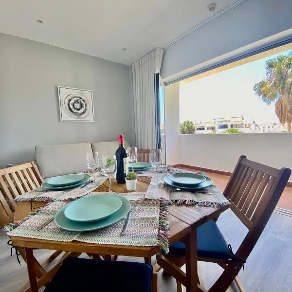 Fresh and cosy appt with Pool, Fiber, LargeTV, Gaming Room, hotel em Albufeira