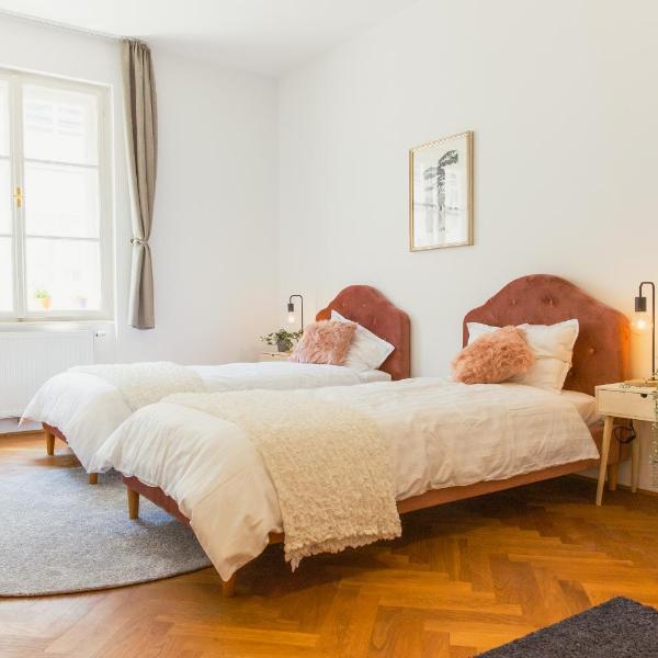 Top location CITY CENTRE CONDO in historic building with free garage PARKING, Lublaň