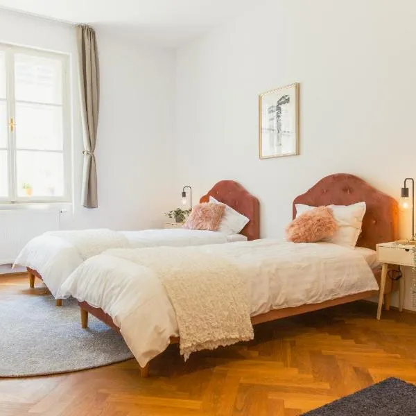 Top location CITY CENTRE CONDO in historic building with free garage PARKING, hôtel à Ljubljana