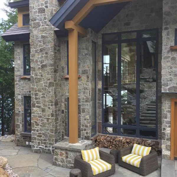 Gîte et Atelier de L'Artiste Peintre Paysagiste Canadien Gordon Harrison, hotel en Sainte-Marguerite