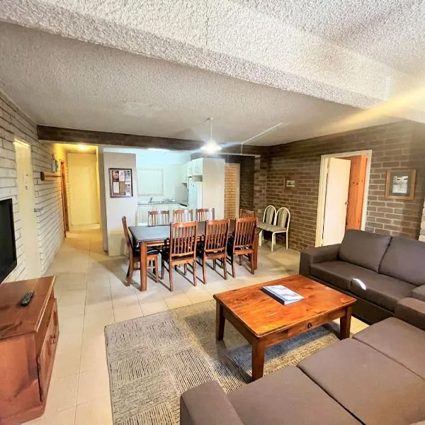 Central Park 4 - 3BR Ground Floor Apartment l Central Location, hotel i Jindabyne