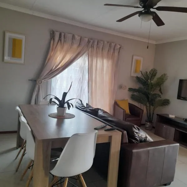 Tumi's Home away- 3 Bedroom, hotell i Witbank