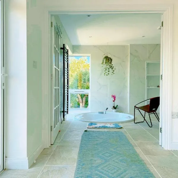 Shan Mu Inn Deluxe Hot-tub seaview apartment, hotel v destinaci Newlyn