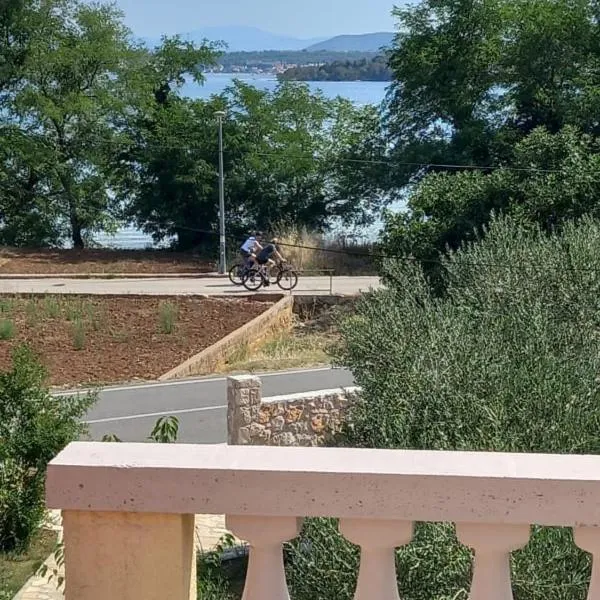Apartman Kolona, hotel in Tkon