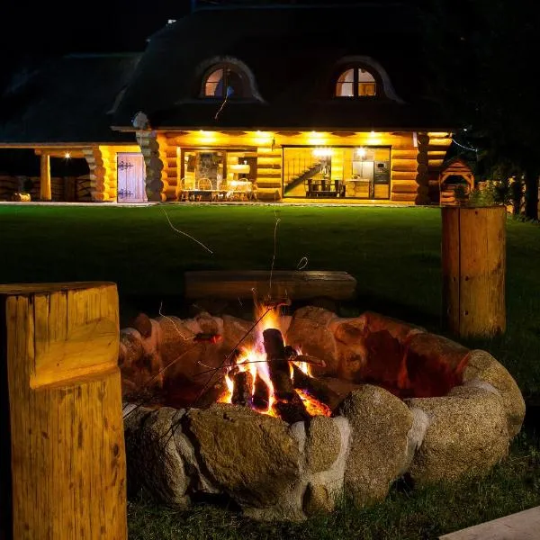 SASKI ZAKĄTEK, WAKACJE W BAJKOWYM DOMKU!!! MAZURY, SAUNA, JEZiORO, POMOST,, hotel in Sasek Mały