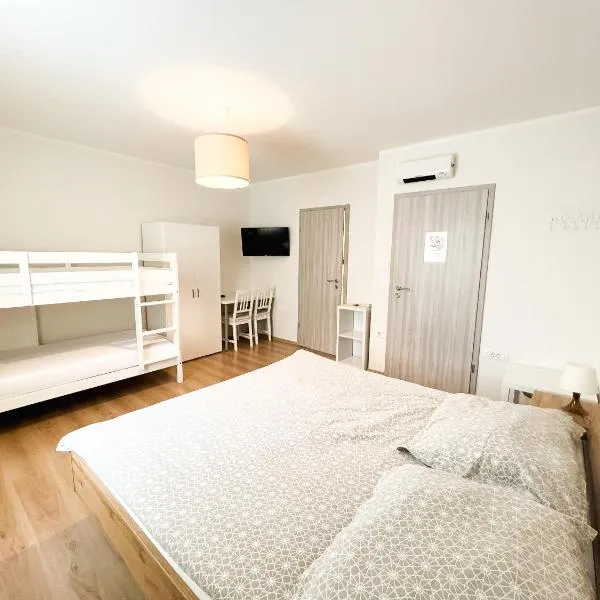HOP HOUSE Garni Hotel，位于波斯托伊纳的酒店