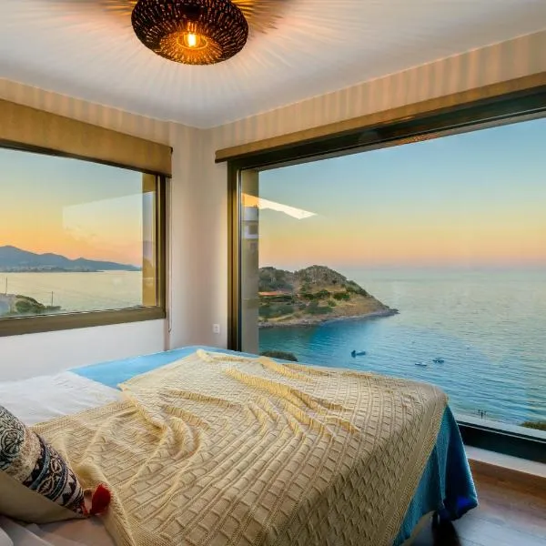 Beachfront Villa Phi φ, hotel in Agios Nikolaos