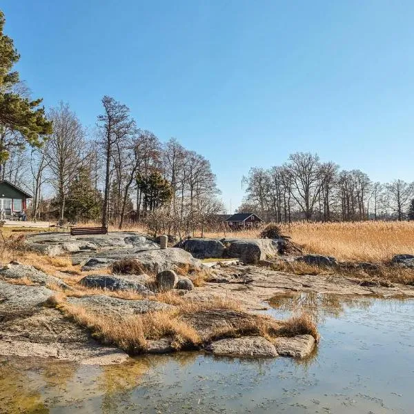 Amazing Home In Vänersnäs With Wifi，位于Hallby的酒店