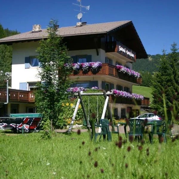 Pension Enzian, hotel em Badia