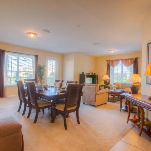 Lovely Third-Floor Vista Cay Resort Condo, hotel in Orlando