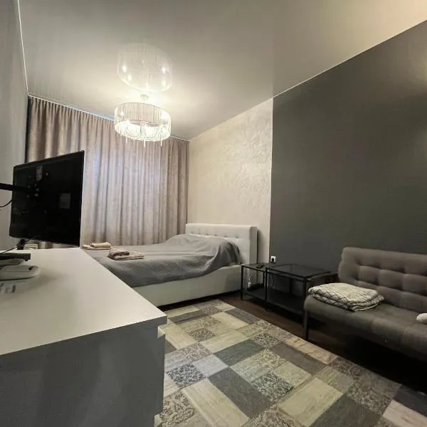 Kingsize bed SELF CHECK IN & Smart tv and FREE Parking, hotel in Rīga