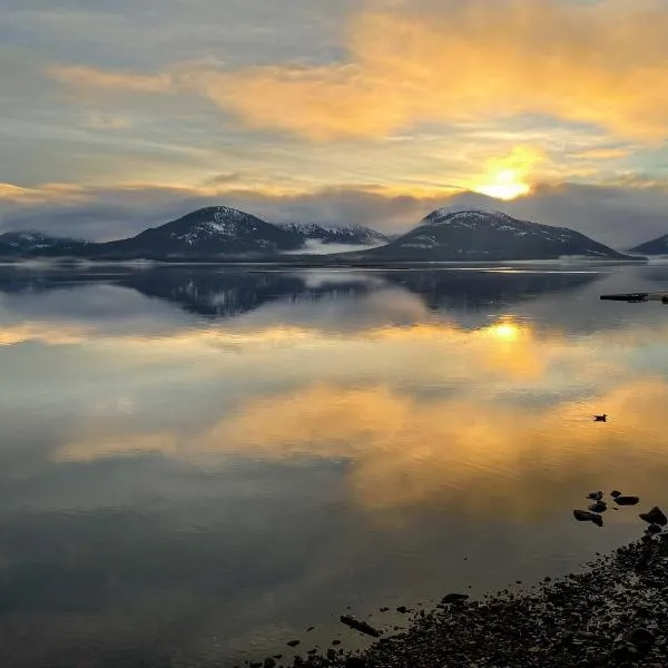 Remote Island Escape with Breathtaking Views, hotel en Tenakee Springs