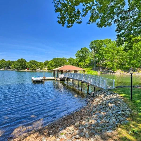 Lake Norman Retreat with Dock about 1 Mi to Marina!, hotel v destinaci Mooresville