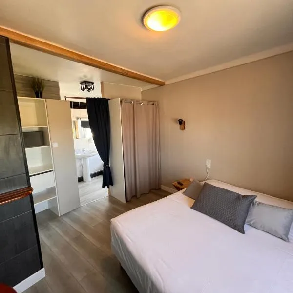 Hôtel des îles, hotel v destinaci Theix