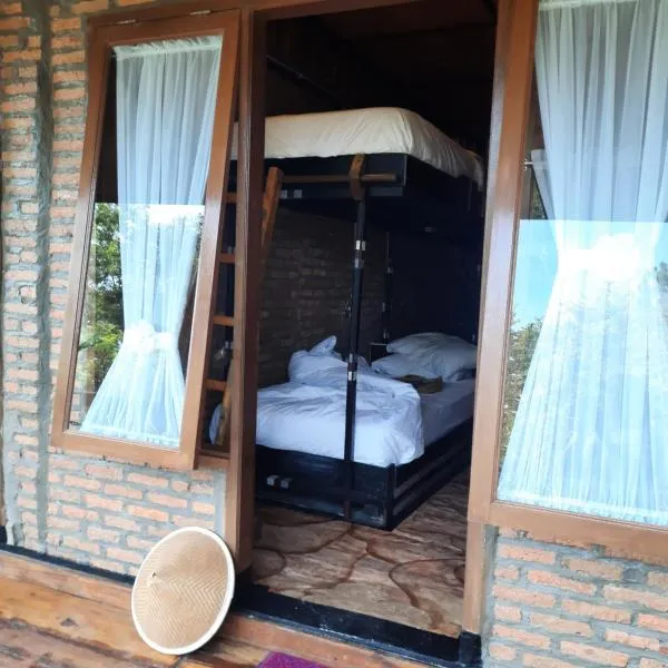 The Boat Homestay and Spa, hotel in Balige
