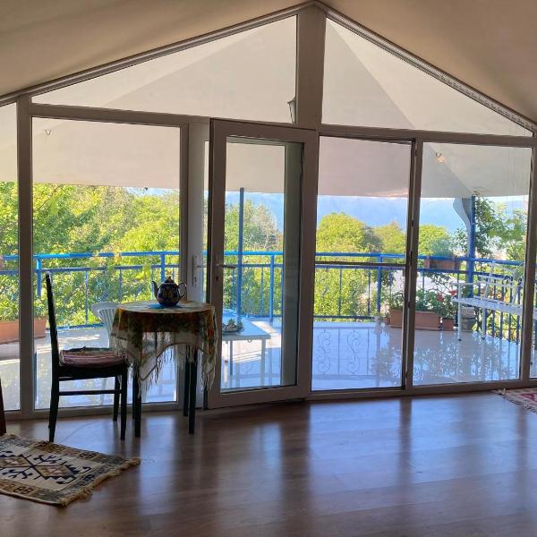 Nino's Veranda Apartment
