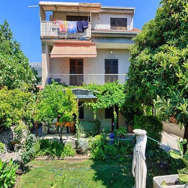 Apartment Lucija, hotel in Kaštela