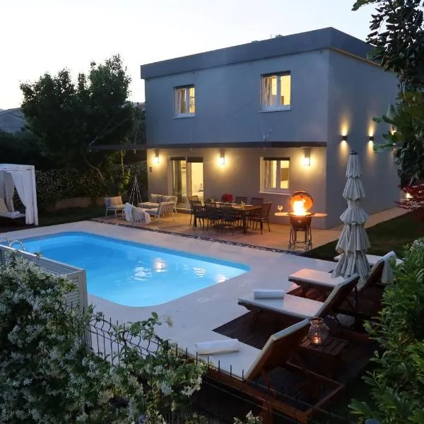 The Cube, Luxury Villa with private pool, hotel in Kaštela