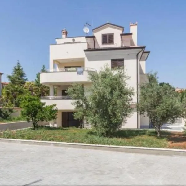 Sara, viešbutis mieste Rovinis