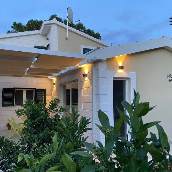 Holiday home Manuela, hotel a Trogir