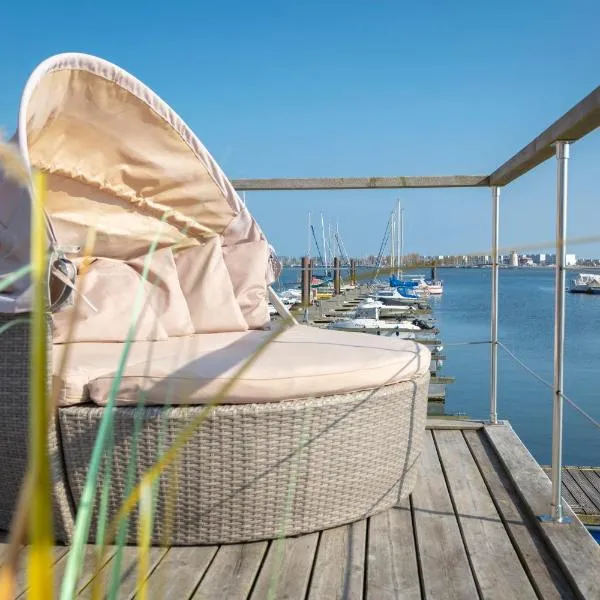 Hausboot Bosse, hotel in Burgstaaken