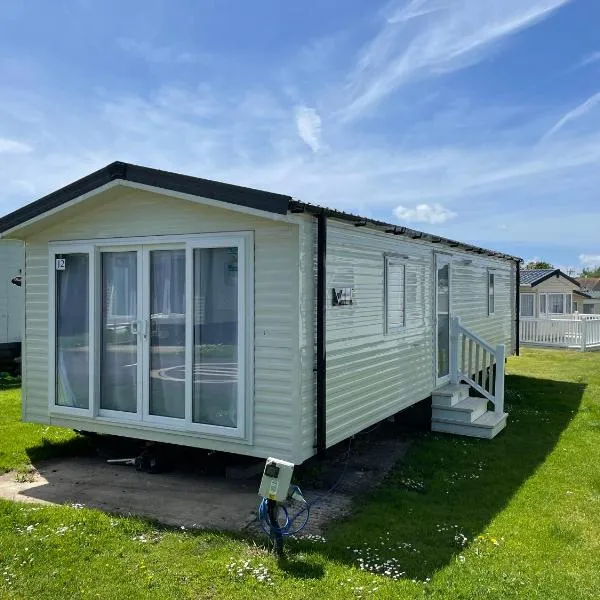 J2 static caravan at Fairway Holiday Park、サンダウンのホテル