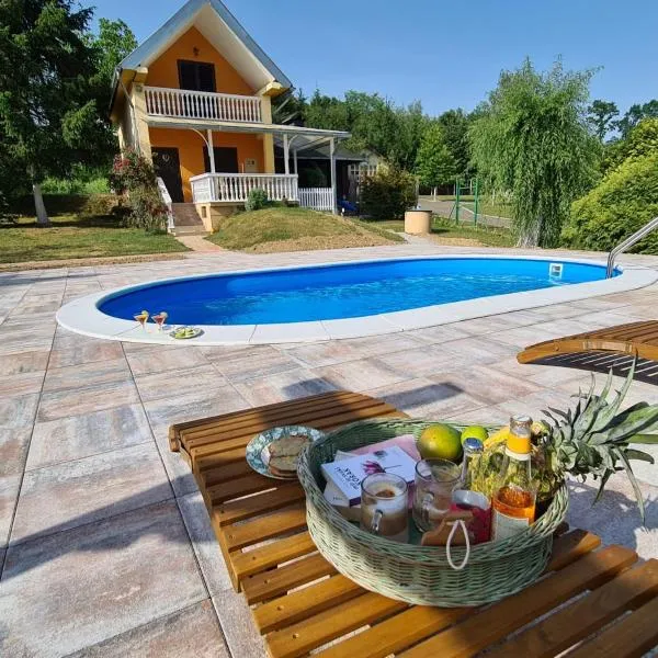 Croatia Cottage, peaceful countryside retreat with pool & vineyard view, hotell sihtkohas Nova Kapela
