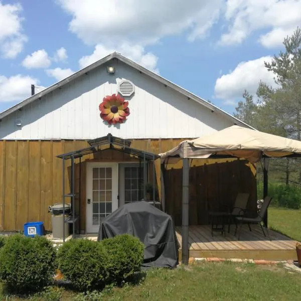 Dreamers Writing Farm, 3 Wooded Acres, Hepworth, hotel in Sauble Beach