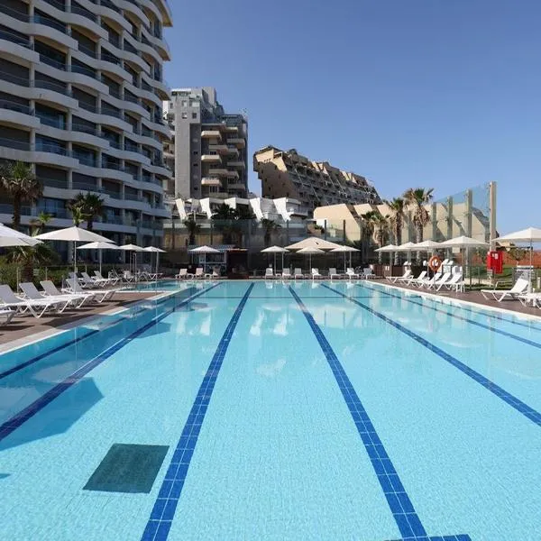 Play Hatzuk Beach, hotel u Tel Avivu