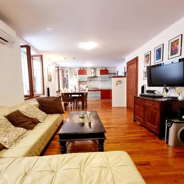 Apartments Lara 2 - with more affordable parking, hotel v destinaci Piran