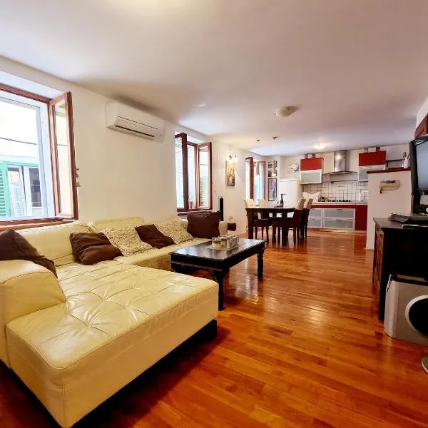 Apartments Lara 2 with more affordable parking, отель в Пиране