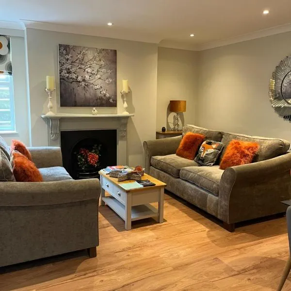 Luxury Refurbished 2 Bedroom Regency Apartment, hotel in Cheltenham