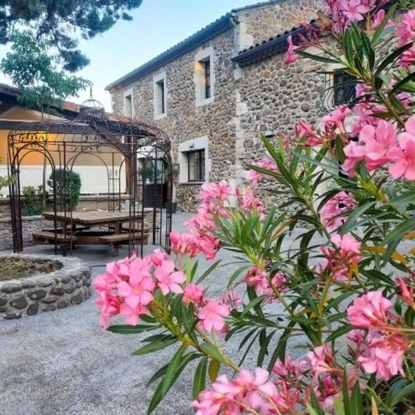 Hôtel du cros d'Auzon、Saint-Maurice-dʼArdècheのホテル