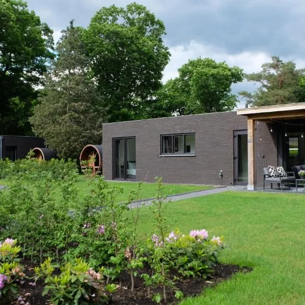 The Black Oak - Luxe bungalow met prive sauna, hotel in Voorthuizen