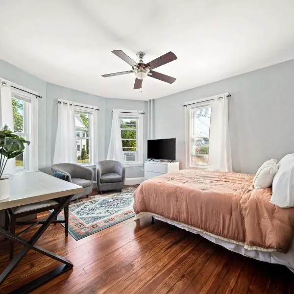 Cozy Up in 5BR Apt Near Charming Oak Square, hotel v destinaci Boston