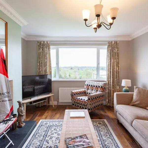 Charming Cottage 4 Bedroom: Acton şehrinde bir otel