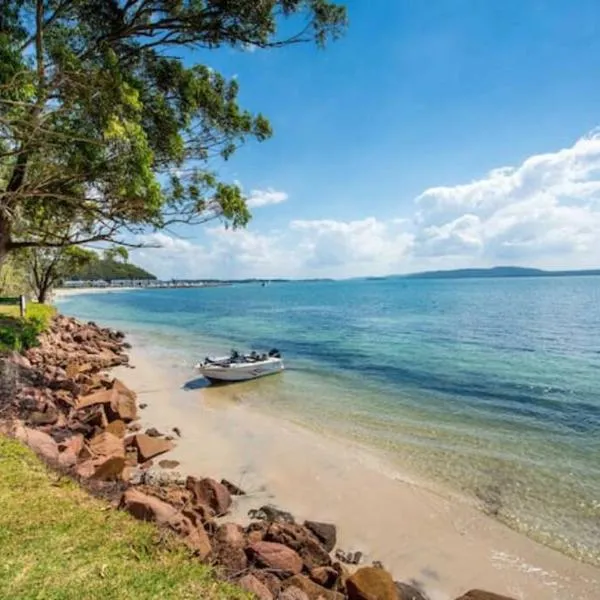 Dolphin Shores, hotell i Corlette